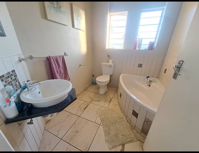 3 BEDROOM APARTMENT FOR SALE IN WATERVAL EAST